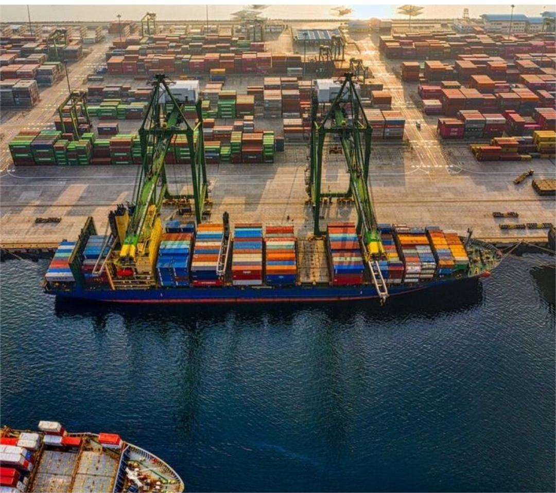 Transporte de contenedores en el puerto marítimo